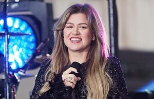 Kelly Clarkson interrompe o concerto do Texas Kelly Clarkson, 43 anos, interrompeu seu próximo comportamento no concerto de angariação de fundos da banda Texas depois de seu ex-marido Brandon Blackstock; Visto em maio em Nova York