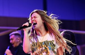 Kelly Clarkson revela notícias comoventes sobre o ex-marido Brandon Blackstock quando ela interrompe a residência de Las Vegas Kelly Clarkson jogou seus fãs por um loop quando anunciou que as notícias da família de partir o coração envolveram seu ex-marido Brandon Blackstock a forçou a adiar seus shows imobiliários restantes em Las Vegas em agosto; Imagem 11 de julho em Las Vegas