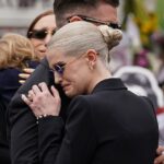 Kelly Osbourne quebrou seu silêncio após o funeral de seu pai Ozzy, quando compartilhou uma homenagem floral ousada às mídias sociais
