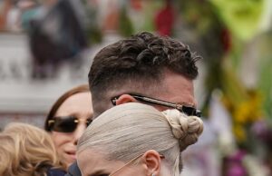 Kelly Osbourne quebra seu silêncio após o funeral de seu pai Ozzy quando ela divide o tributo floral ousado para Black Sabbath Singer Kelly Osbourne quebrou seu silêncio após o funeral de seu pai Ozzy, quando compartilhou uma homenagem floral ousada às mídias sociais