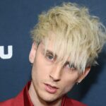 Machine Gun Kelly e Megan Fox recebem tinta combinando: 'F - King Best Tattoo'