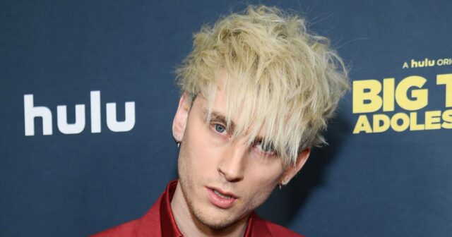 Machine Gun Kelly e Megan Fox recebem tinta combinando: 'F - King Best Tattoo'