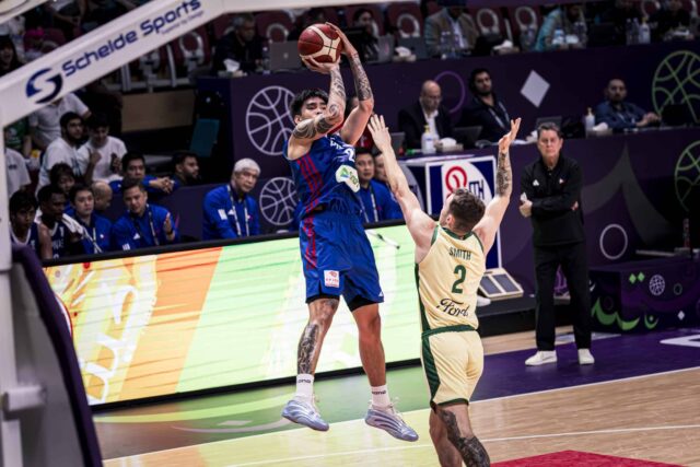 Kevin Quiambao se levanta para um saltador. Primeiro de tudo, houve 17 pontos para liderar todas as pontuações de Gilas.