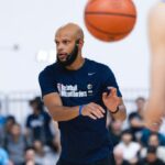 Khalid Robinson, assistência do guerreiro, instrui os jogadores durante um intervalo na campanha. Robinson ajudou a ensinar jogadores no basquete sem fronteiras em Cingapura. (Foto com a gentil permissão de Khalid Robinson)