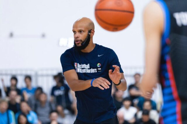 Khalid Robinson, assistência do guerreiro, instrui os jogadores durante um intervalo na campanha. Robinson ajudou a ensinar jogadores no basquete sem fronteiras em Cingapura. (Foto com a gentil permissão de Khalid Robinson)