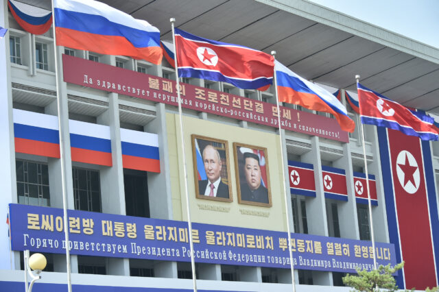 Kim Jong-un, líder da Coréia do Norte, Honors 'Heroic' Russian Troops




