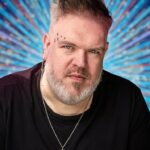 O ator e DJ Kristian Nairn se retirou da nova série de dança estritamente venha, por razões médicas