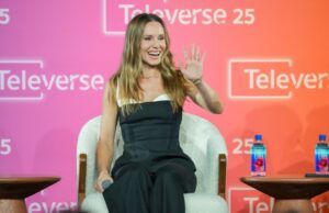 Kristen Bell sobre por que o público desmaiou naquele primeiro ‘ninguém quer esse’ beijo: ‘conforto pode ser incrivelmente apaixonado’ Kristen Bell sobre por que o público desmaiou naquele primeiro 'ninguém quer esse' beijo: 'conforto pode ser incrivelmente apaixonado'