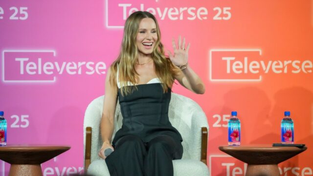 Kristen Bell sobre por que o público desmaiou naquele primeiro 'ninguém quer esse' beijo: 'conforto pode ser incrivelmente apaixonado'

