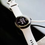 Uma imagem do Google Pixel Watch Watch 4 material de marketing com o lado traseiro e esquerdo do smartwatch