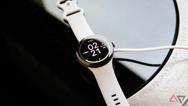Uma imagem do Google Pixel Watch Watch 4 material de marketing com o lado traseiro e esquerdo do smartwatch