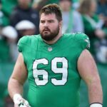 Landon Dickerson olha antes da partida contra o Dallas Cowboys em Lincoln Financial Field em 29 de dezembro de 2024 na Filadélfia, Pensilvânia.