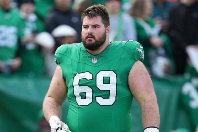 Landon Dickerson olha antes da partida contra o Dallas Cowboys em Lincoln Financial Field em 29 de dezembro de 2024 na Filadélfia, Pensilvânia.