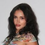 Leah Kateb defende suas curvas depois que Troll afirma que ele está tirando o peito nas fotos