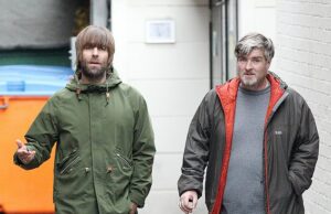 Liam Gallagher mostra apoio ao irmão Paul depois de ser acusado de estupro e “oferece a ele uma cama em sua mansão de £ 4 milhões e um lugar em seu jato particular” Liam Gallagher mostrou a força de seu vínculo fraternal, abrindo sua casa de £ 4 milhões por seus irmãos acusados de estuprados apenas algumas semanas antes de seu tribunal. Imagem: o casal 2015