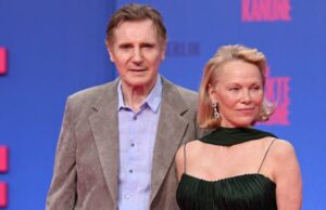 Liam Neeson dá a Pamela Anderson um beijo da testa na promoção de ‘Naked Gun’ GetTyimages-22651664-Pamela-Anderson-Liam-Neeon-Kiss