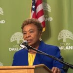 O prefeito de Oakland, Barbara Lee, fala sobre as ameaças do presidente Donald Trump, na quinta -feira, 14 de agosto de 2025, para ser usado na cidade em uma conferência de imprensa no Oakland Hall. (Shomik Mukherjee/Bay Area News Group)