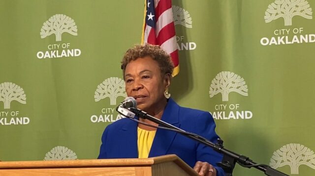 O prefeito de Oakland, Barbara Lee, fala sobre as ameaças do presidente Donald Trump, na quinta -feira, 14 de agosto de 2025, para ser usado na cidade em uma conferência de imprensa no Oakland Hall. (Shomik Mukherjee/Bay Area News Group)