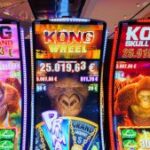 Série Light & Wonder Kong. Três máquinas de jogo foram colocadas um ao lado do outro, com Kong nas cenas. Light & Wonder relata um enorme aumento de 16% no resultado líquido para o segundo trimestre
