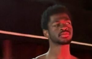 Lil Nas X despojado na rua em frente a Los Angeles antes da prisão, imagens chocantes Lil Nas X, 26, estava totalmente nu quando foi preso por policiais de Los Angeles na manhã de quinta -feira depois de abandonar a roupa íntima branca que ele usava anteriormente enquanto caminhava na Ventura Blvd