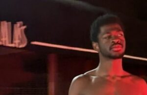 Lil Nas X supostamente ‘hospitalizado devido a uma possível overdose depois de ser filmado de cueca, botas de cowboy e vagando pelas ruas às 4 da manhã Lil Nas X teria sido hospitalizado depois que ele foi visto andando no meio da rua às 4 da manhã usando apenas suas roupas íntimas e botas, com policiais supostamente descrevendo o incidente como uma possível overdose