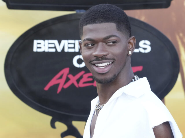 Lil Nas preso depois que a polícia diz que um rapper quase nu acusado de policiais



