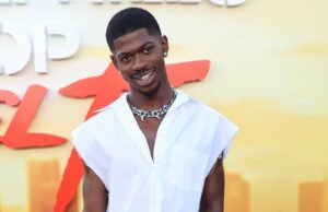 Lil Nas quebra o silêncio após a terrível prisão de Los Angeles Lil Nas X coloca a 'explosão' em blasfêmia com nova arte única apresentando -o sendo crucificado