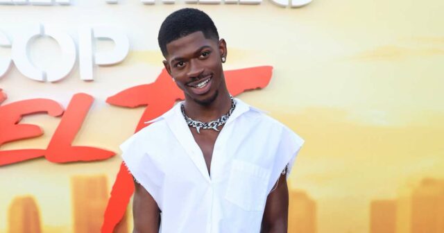 Lil Nas X coloca a 'explosão' em blasfêmia com nova arte única apresentando -o sendo crucificado