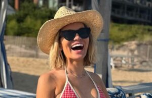 Lindsay Hubbard em Gingham Bikini mostra sua figura pós -parto Lindsay Hubbard mostra sua transformação corporal pós -parto