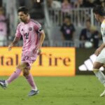 Inter Miami Advanced Lionel Messi (10), Fort Lauderdale, Florida'daki Los Angeles Galaxy contra a partida de futebol da MLS na segunda metade da bola passa.