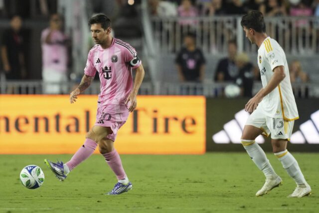 Inter Miami Advanced Lionel Messi (10), Fort Lauderdale, Florida'daki Los Angeles Galaxy contra a partida de futebol da MLS na segunda metade da bola passa.