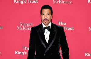 Lionel Richie é o mais recente A-Lister Hollywood a ser vitimado pelo crime. Lionel Richie, 76 anos, tornou -se a mais recente estrela de Hollywood a se tornar vítima de uma onda de roubos que variam Los Angeles. A polícia disse à TMZ que ele estava em sua casa, um ladrão quebrou logo após a meia -noite da sexta -feira; Visto em maio de 2024 em Nova York