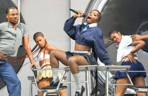 Lista externa: Doechii Tops Doja Cat, outros como a principal atração no dia 1 Doechii está sentada em uma mesa quando apareceu no Golden Gate Park em 8 de agosto de 2025 no primeiro dia do Festival de Música Country Outer, no Golden Gate Park, em São Francisco. (Chris Riley/Times-Herald)