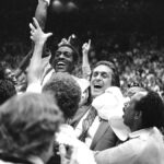 Los Angeles Lakers para homenagear o treinador da fama Pat Riley com uma estátua revelando contra o Boston Celtics