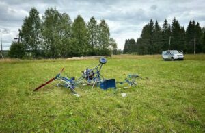 Lotnik russo amador, 88, morto durante o início do helicóptero em casa: relatório Um helicóptero caseiro quebrado no campo.