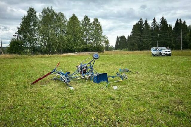Um helicóptero caseiro quebrado no campo.