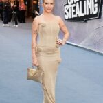 Lottie Moss usava uma coordenada cintilante enquanto compareceu à triagem de gala de roubado em Londres na terça-feira