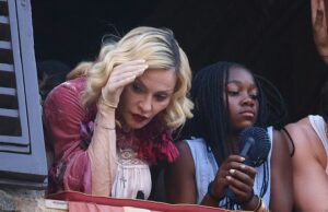 Louco Quem é aquela garota? Madonna foi apoiada por seus entes queridos no sábado, quando comemorou seu 67º aniversário no infame Palio Di Siena Horse Race na Toscana