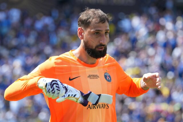 Gianluigi Donnarmma, enfrentando o Chelsea na Copa do Mundo do clube