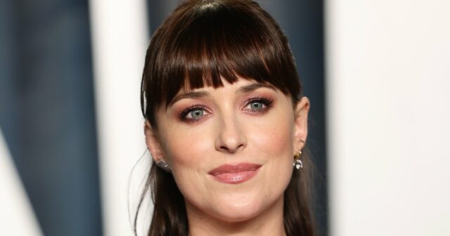 Love Dakota Johnson $ 1.050 Gucci Loquers? Este torque de US $ 53 é quase idêntico

