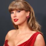 Love Taylor Swifts $ 1.248 Showgirl Heels? Essas mulas de US $ 89 são quase idênticas