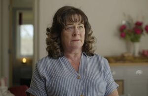 “Lucy Letby chorou regularmente em meus braços e perguntou:“ Por que eles fazem isso comigo? Eu não fiz nada errado “‘: a TV da faculdade chateada como uma nova foto dramática mostra uma enfermeira no casamento de sua amiga depois que a polícia relaxou a fiança Lucy Letby foi destruída pelas acusações contra ela, de acordo com Karen Rees (foto), ex -chefe de enfermagem de cuidados urgentes da Condessa no Hospital Chester, onde Letby trabalhava