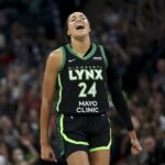 Nafies Collier, defendendo Sabrina Ionescu e Jonquel Jones da Nova York Liberty no primeiro trimestre do Target Center em 30 de julho de 2025 em Minneapolis, Minnesota.