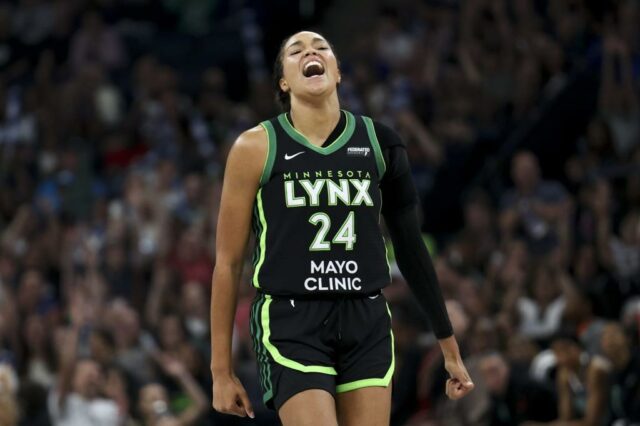 Nafies Collier, defendendo Sabrina Ionescu e Jonquel Jones da Nova York Liberty no primeiro trimestre do Target Center em 30 de julho de 2025 em Minneapolis, Minnesota. 