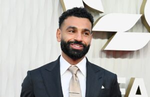 MO está errado Todos os olhos estavam na chegada de Mohamed Salah à Gala de Prêmios Glitely Awards da Professional Football Association