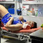 Jonas Tibayan na ambulância que o trouxe para o hospital.