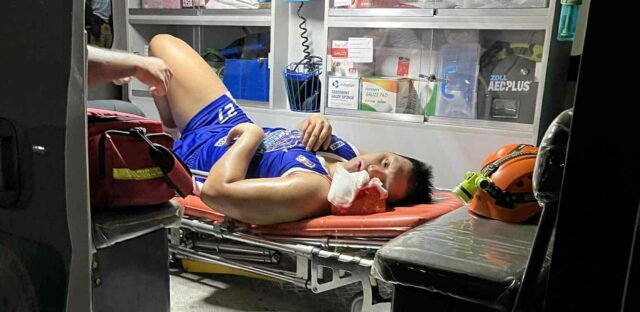 Jonas Tibayan na ambulância que o trouxe para o hospital.