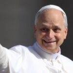 O Papa Leo 14 ondas que ele chegou em massa de inauguração do Papa Leo 14 na Praça de São Pedro.