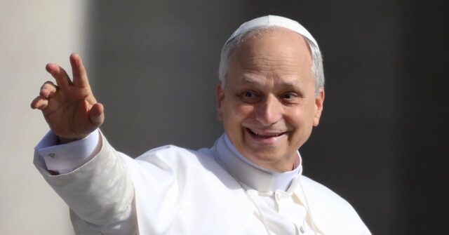 O Papa Leo 14 ondas que ele chegou em massa de inauguração do Papa Leo 14 na Praça de São Pedro.