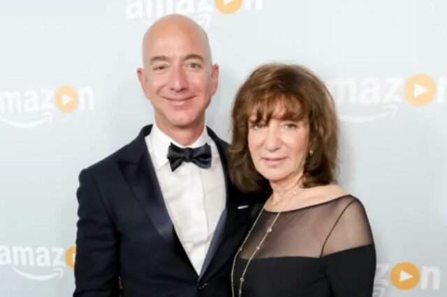 Jeff Bezos e sua mãe na festa da Amazon.